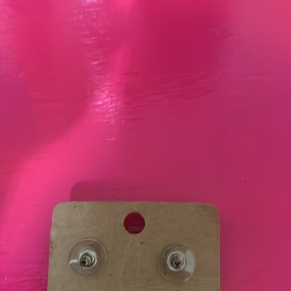 Gold tone pearly post starfish earrings - Picture 2 of 2